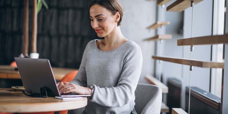 Mulher trabalhando em notebook em home office